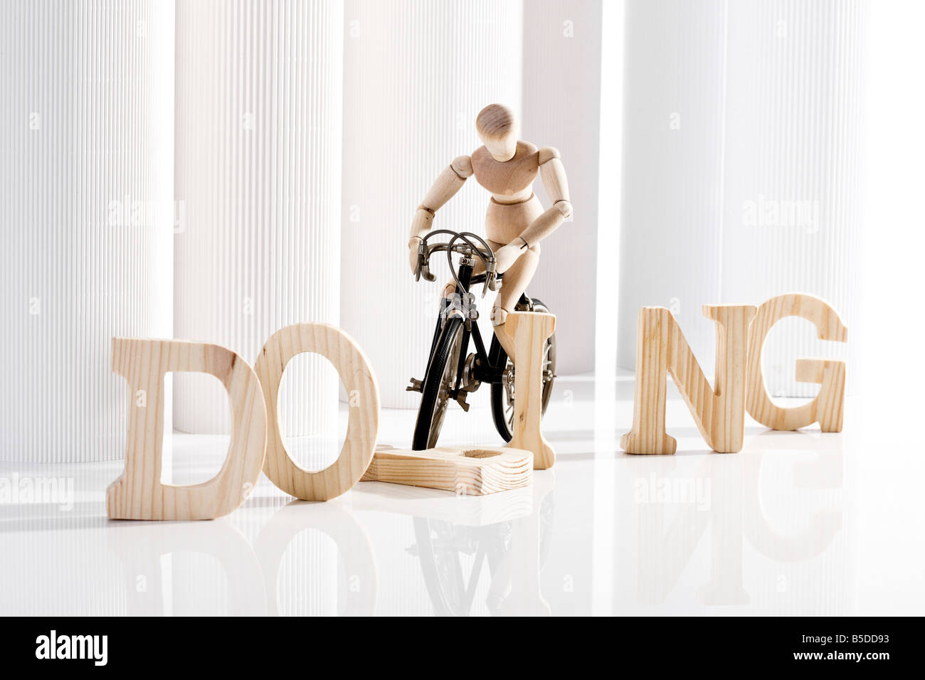 Symbolique pour le dopage : figurine en bois sur cycle course Banque D'Images