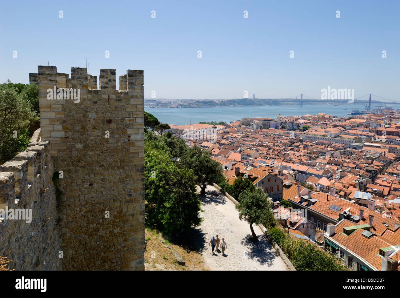 Portugal Lisbonne, de l'Castelo de Sao Jorge murs du château sur le quartier de Baixa vers la rivière Tejo Banque D'Images