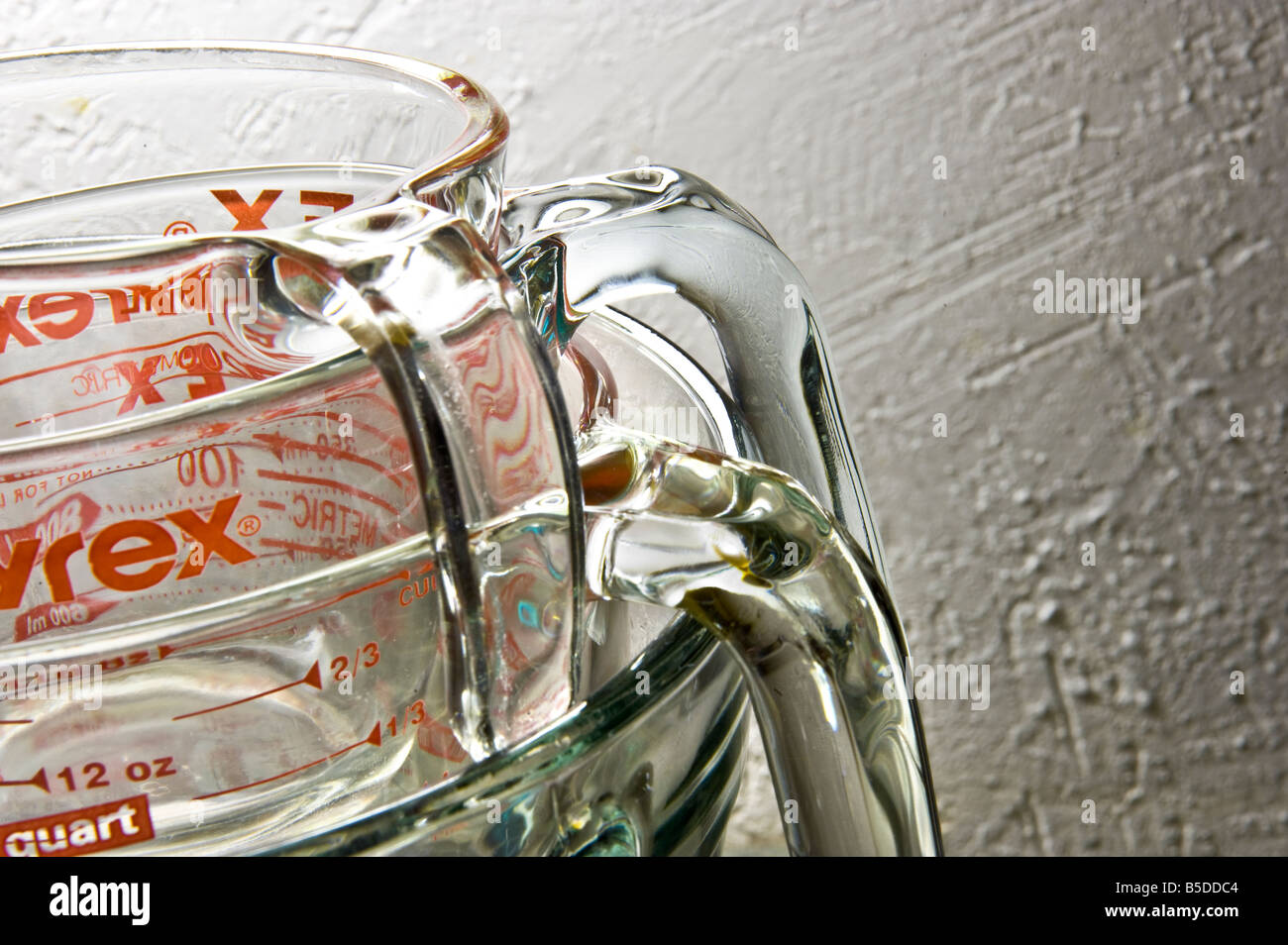 Poignées de verre empilés de tasses à mesurer dans la cuisine, USA Banque D'Images