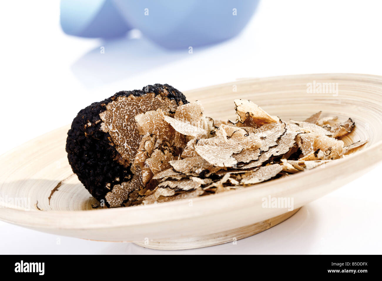 Tranches de truffe sur plaque de bois, close-up Banque D'Images