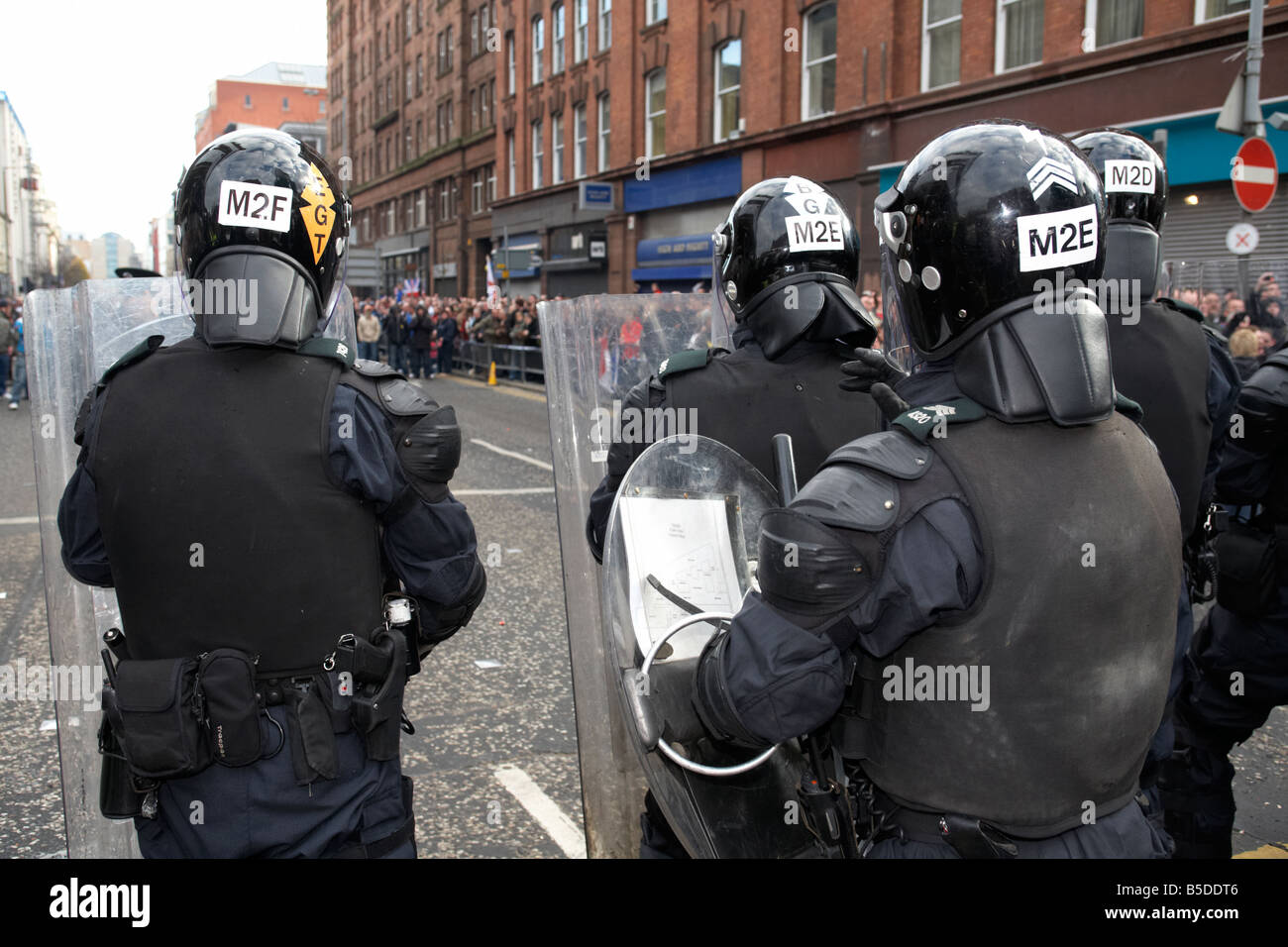 Service de police PSNI de l'Irlande du Nord, les agents de lutte antiémeute article Gardiennage pendant le défilé de protestation loyaliste belfast city 100 Banque D'Images