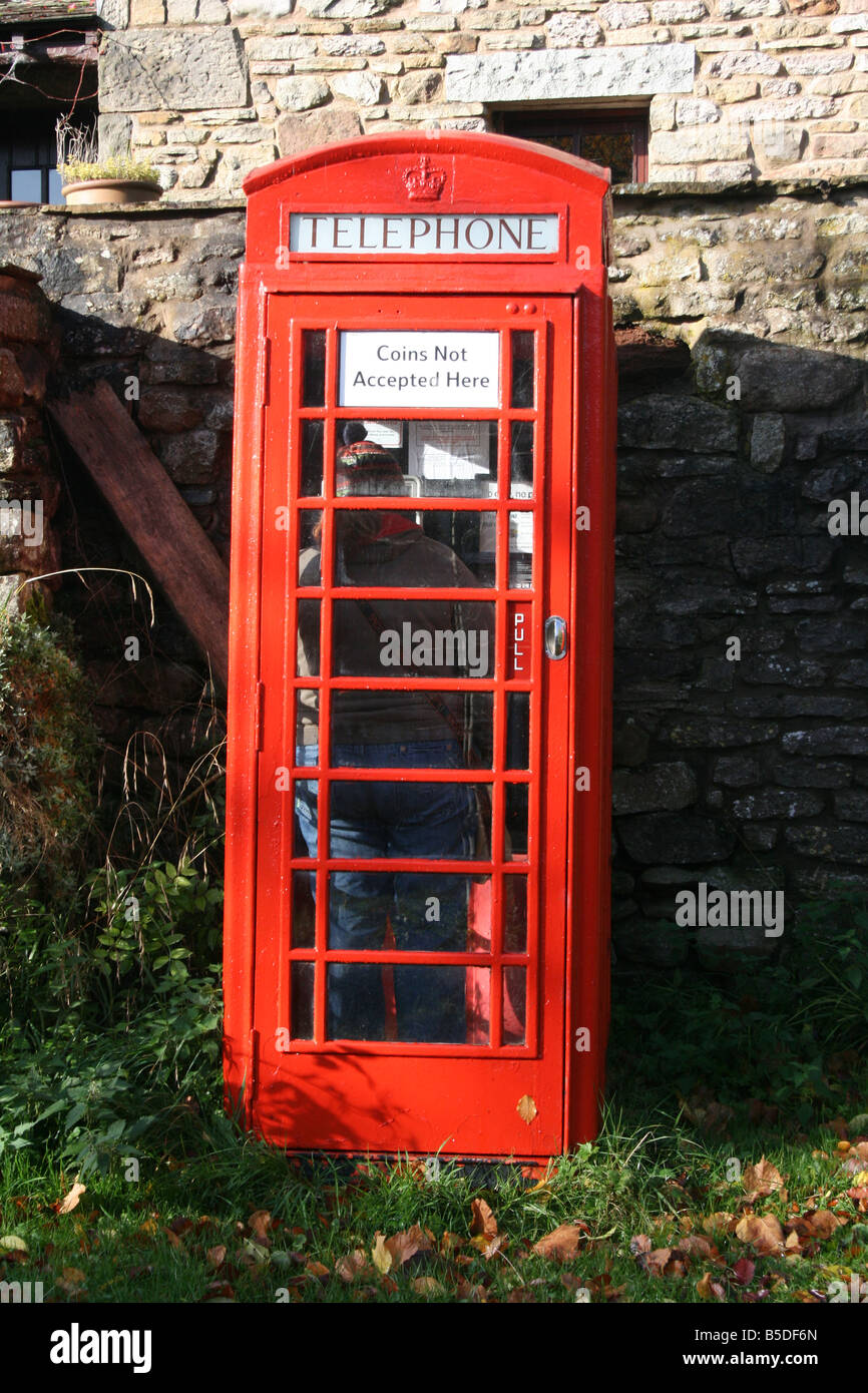 Boîte de téléphone rouge traditionnel en zone rurale à Hartley près de Kirkby Stephen, Cumbria. Banque D'Images