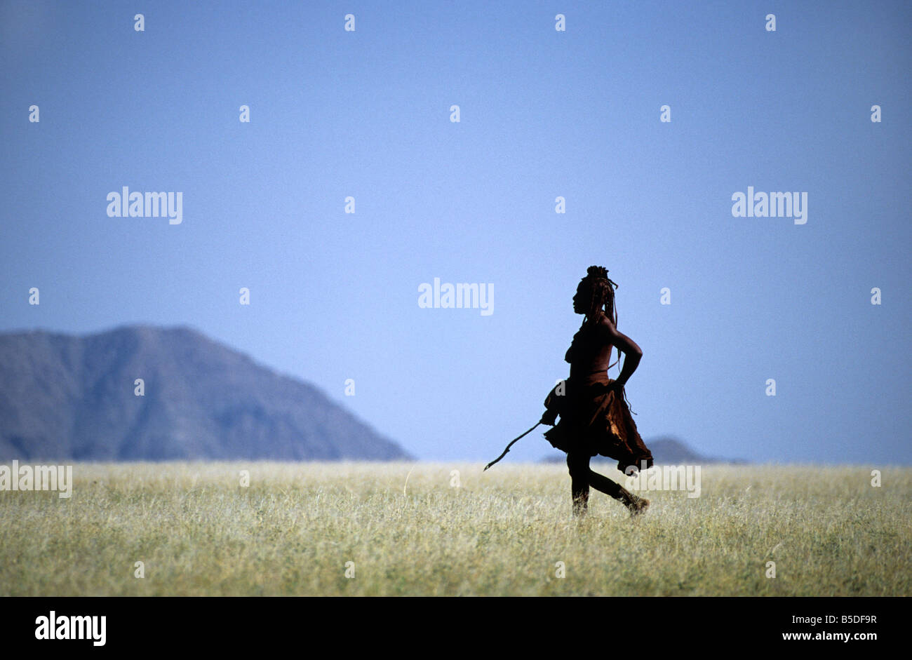 Femme Himba Marienfluss en paysage, Kaokoveld, région de Kunene, Namibie Banque D'Images