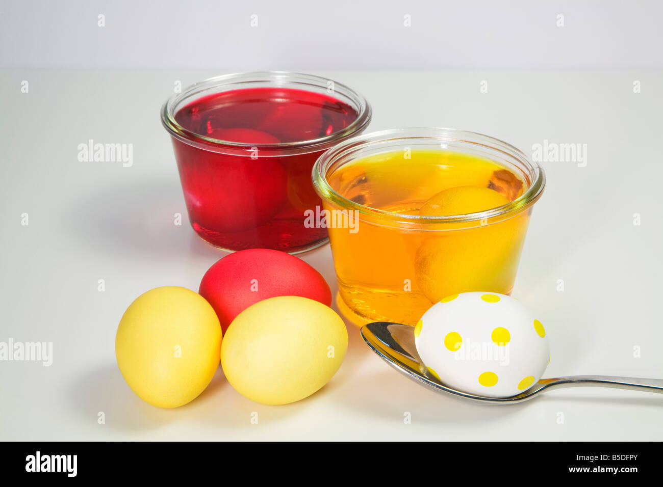 Oeufs de Pâques à côté de verres de dye Banque D'Images