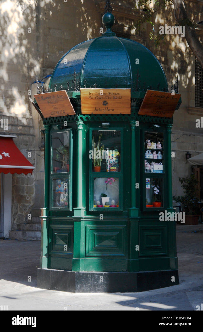 Une publicité de style européen kiosque de la rue de La Valette, Malte. Banque D'Images