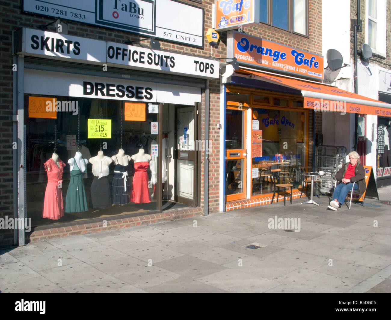 UK. Dans un café près de la boutique de mode, de Fonthill Road, Londres Photo Julio Etchart Banque D'Images