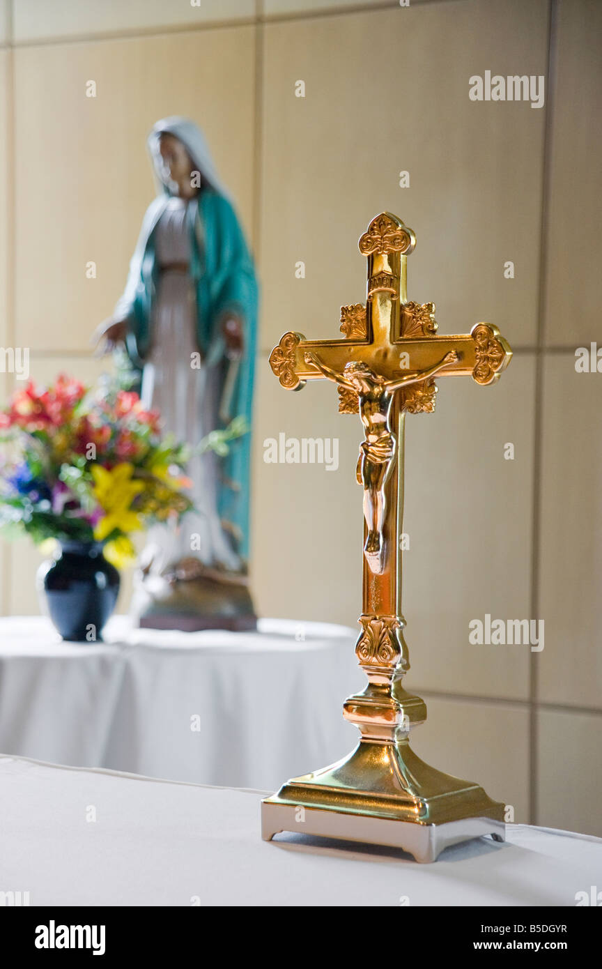 Un Crucifix Croix sur un autel Chapelle Catholique Banque D'Images