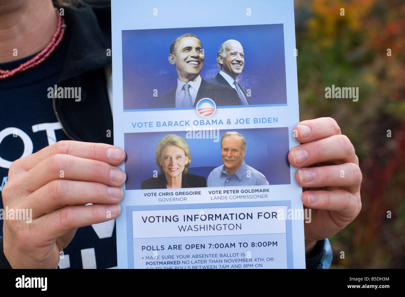 Partisan de Barack Obama est titulaire d'un des votes pour l'État de Washington, USA qui dit : "Vote Barack Obama et Joe Biden". Banque D'Images