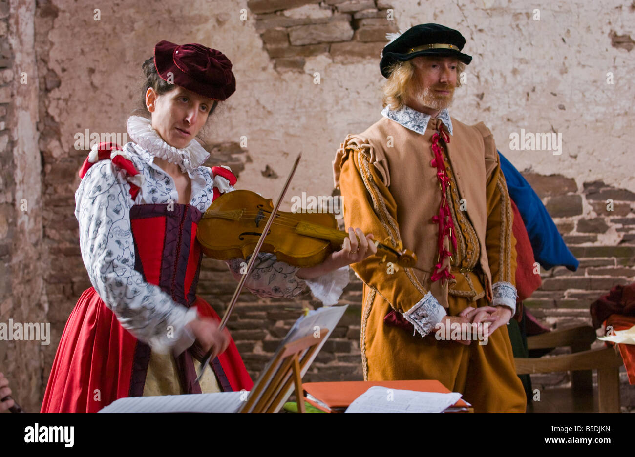 Reenactors recréer la musique et de la danse du début à la période jacobéen Tretower cour près de Crickhowell Powys Pays de Galles du Sud Banque D'Images