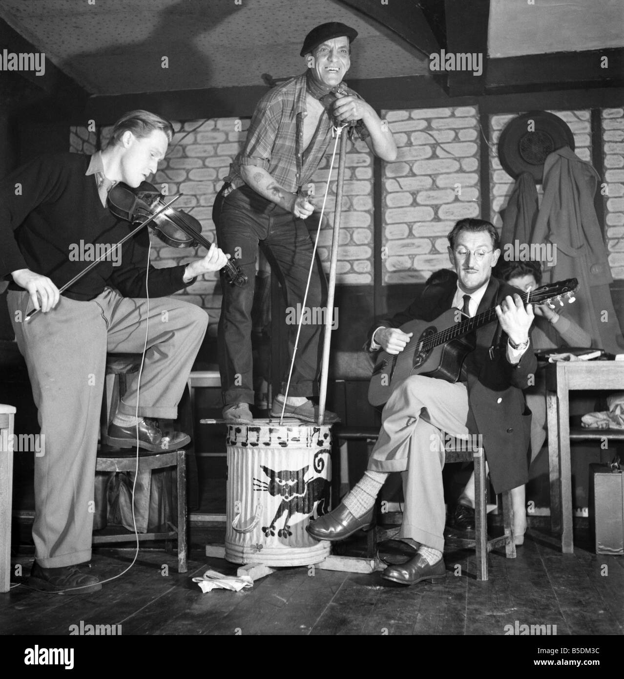 Skiffle Group belived d'être appelé le chat noir qu'on voit ici dans un