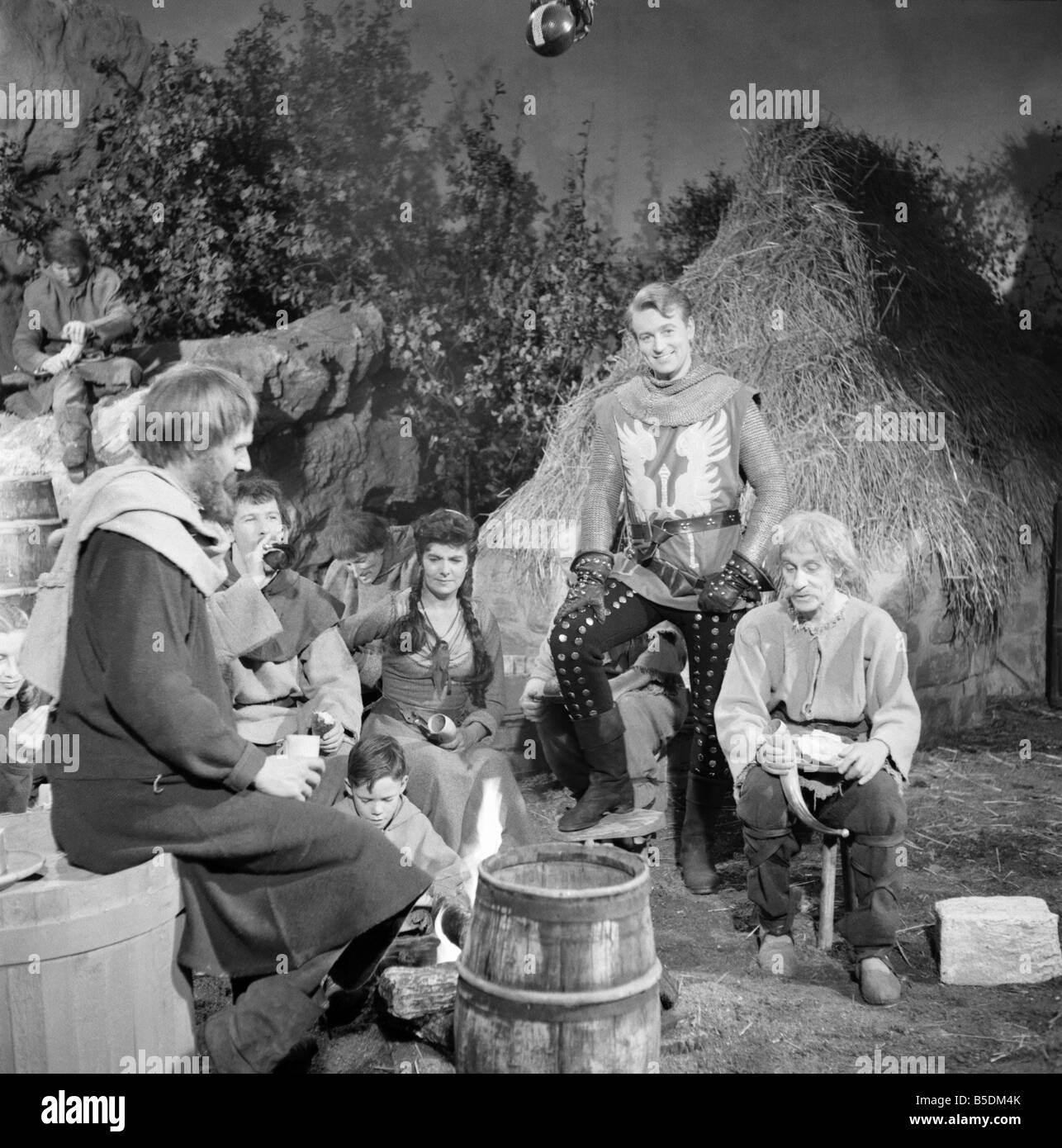 Sur le plateau avec les acteurs de la série Les Aventures de sir Lancelot . William Russell Stars comme sir Lancelot avec Robert Scroggins comme Brian. 1957 A275-008 Banque D'Images Sur le plateau avec les acteurs de la série Les Aventures de sir Lancelot . William Russell Stars comme sir Lancelot avec Robert Scroggins comme Brian. 1957 A275-008 Banque D'Images