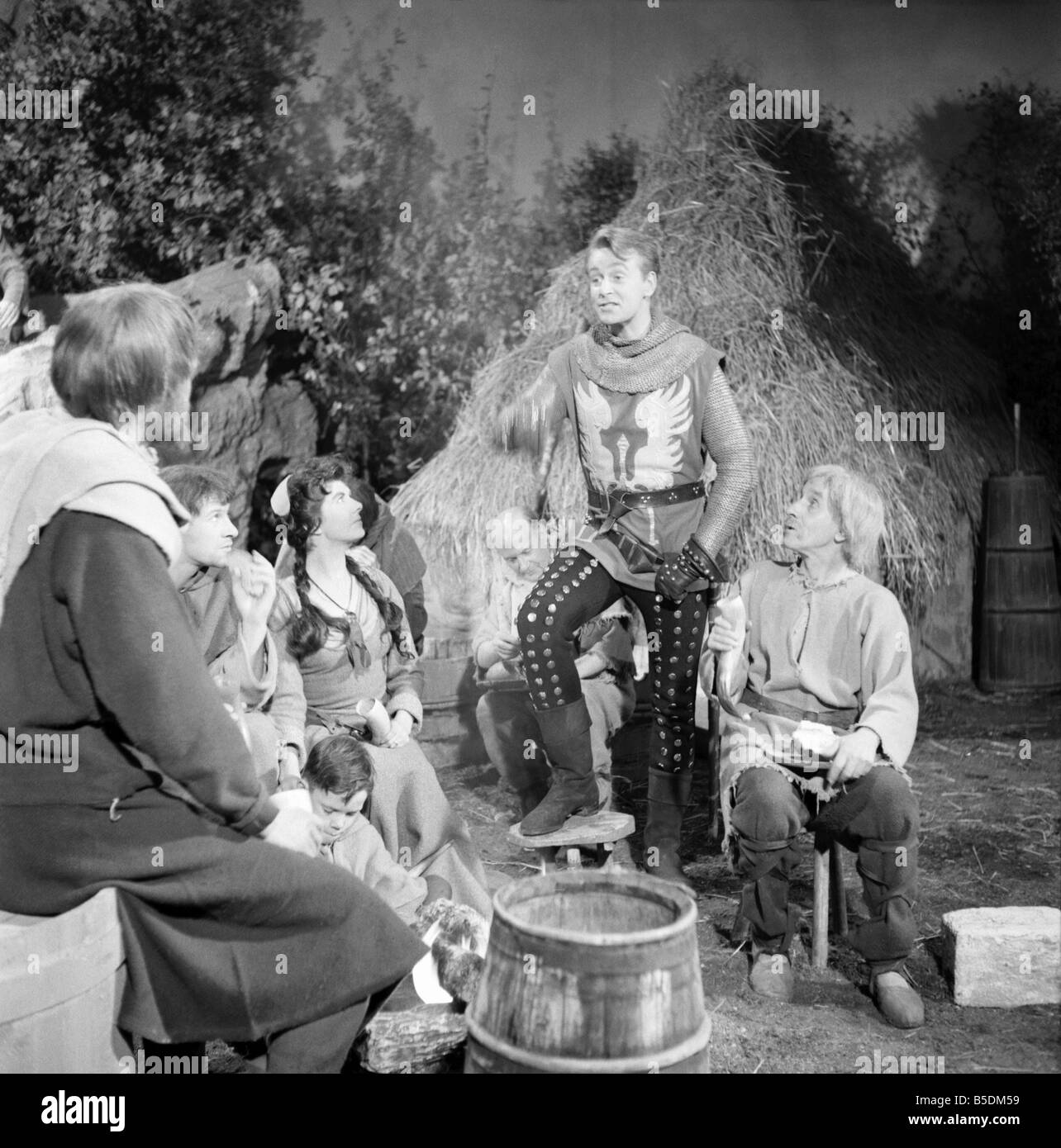 Sur le plateau avec les acteurs de la série Les Aventures de sir Lancelot . William Russell Stars comme sir Lancelot avec Robert Scroggins comme Brian. 1957 A275-008 Banque D'Images Sur le plateau avec les acteurs de la série Les Aventures de sir Lancelot . William Russell Stars comme sir Lancelot avec Robert Scroggins comme Brian. 1957 A275-008 Banque D'Images