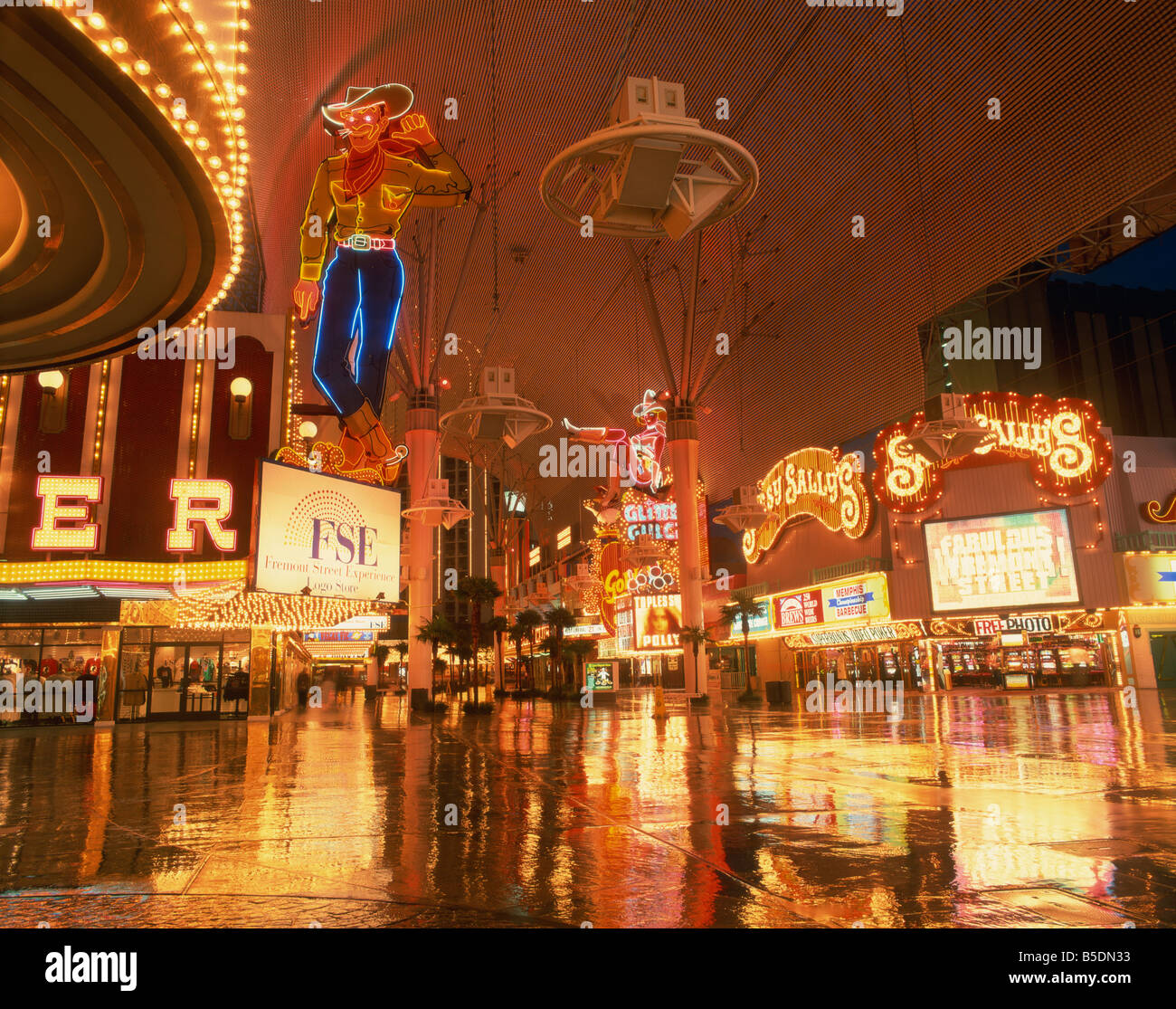 Reflets de néons et des panneaux le long de Fremont Street Las Vegas Nevada États-Unis d'Amérique Amérique du Nord Banque D'Images