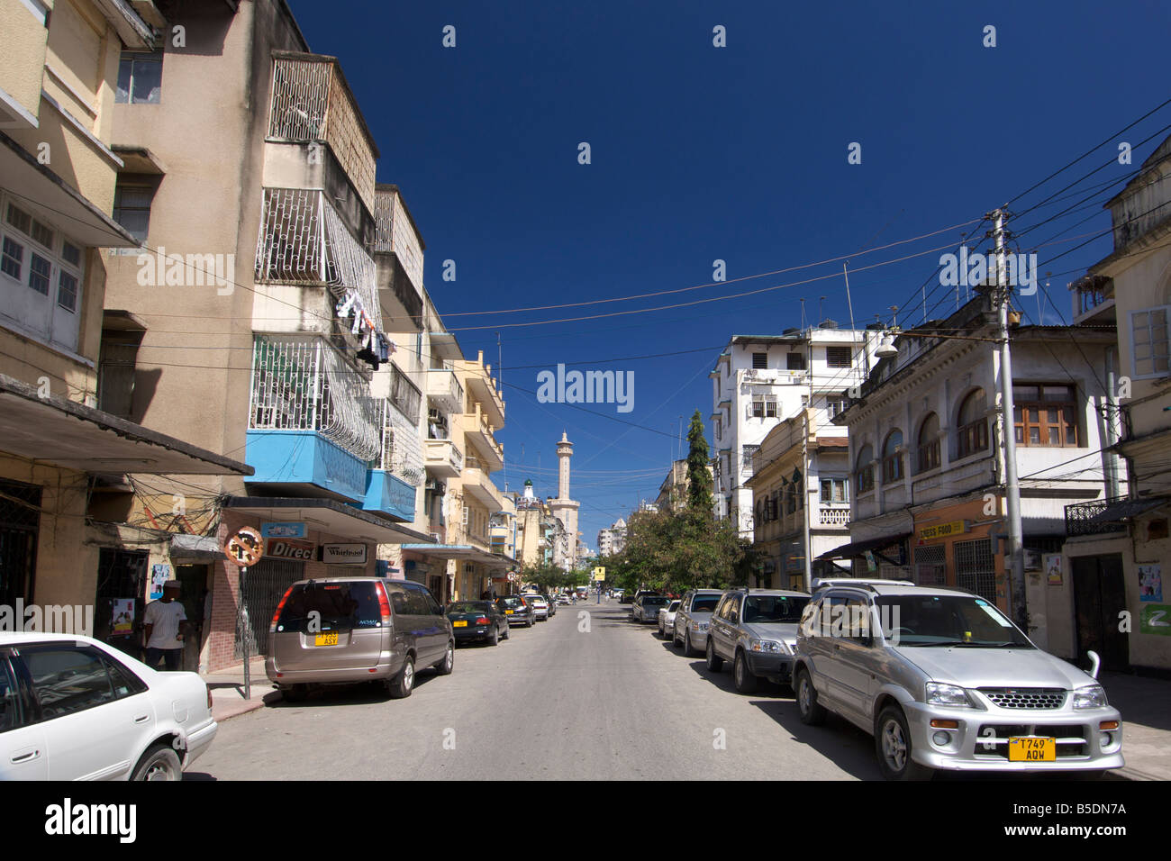 Street à Dar es-Salaam, la capitale tanzanienne. Banque D'Images