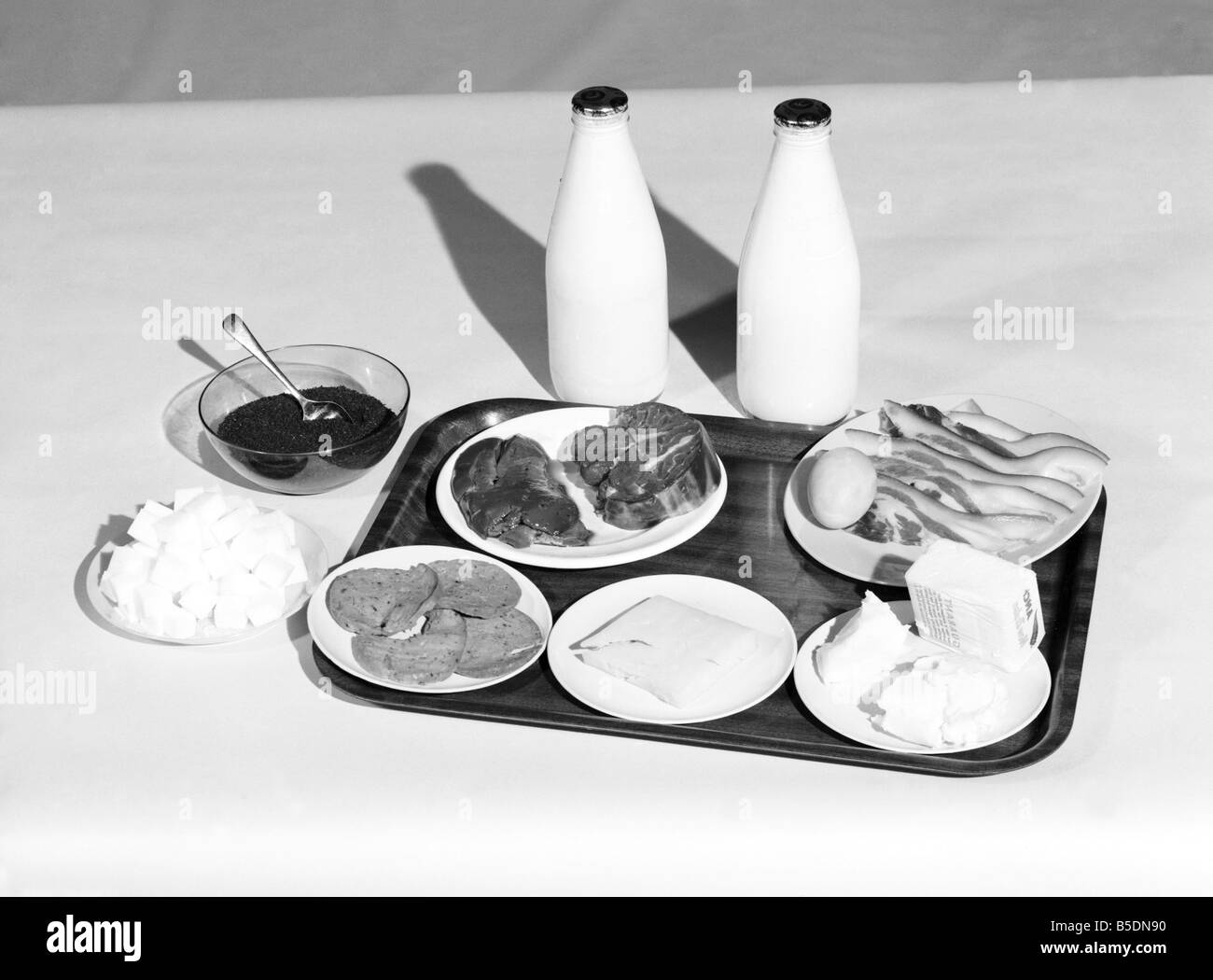 Les rations de guerre : Cette photo montre la quantité de lait, oeufs, beurre de sucre et de viande, que chaque adulte a été admis une semaine durant la Seconde Guerre mondiale. A1294 Banque D'Images