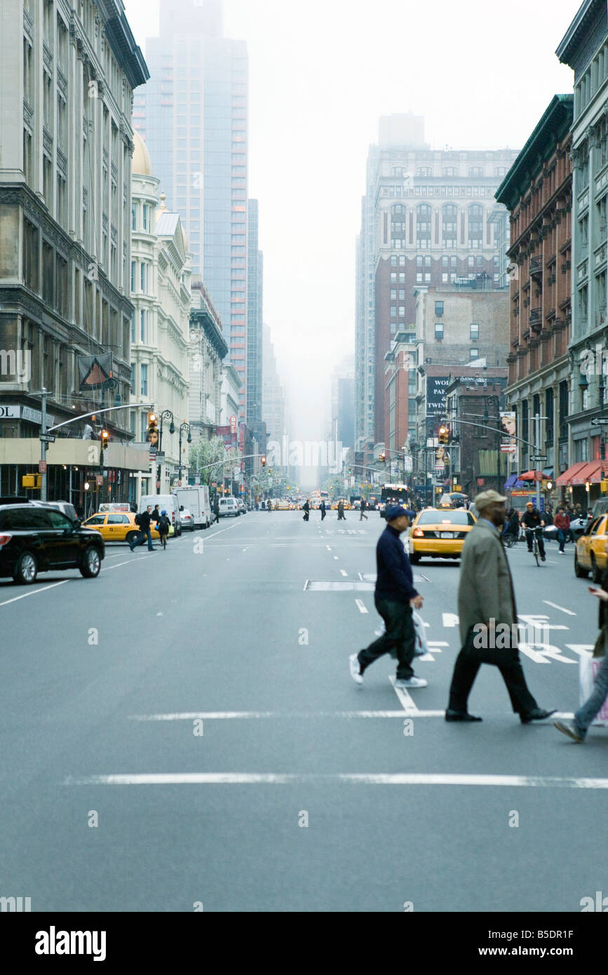 Les piétons qui traversent dans la rue piétons situé à W, 19e Rue et 6e Avenue, Chelsea, New York, en face NW Banque D'Images