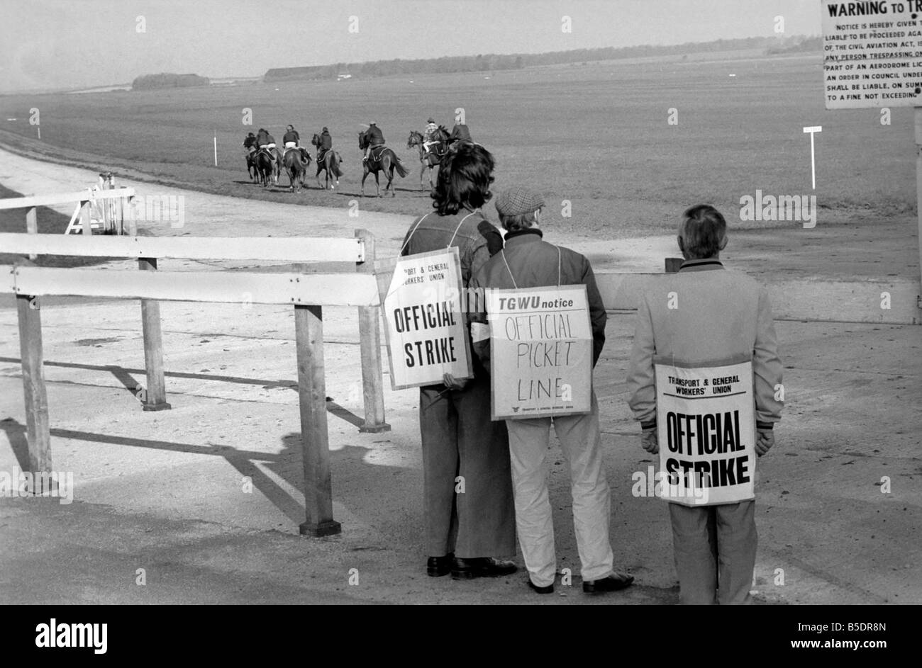 Les garçons stable grève à Newmarket, organisé par le Transport and General Workers Union. &# 13 ;&# 10;Avril 1975 Banque D'Images