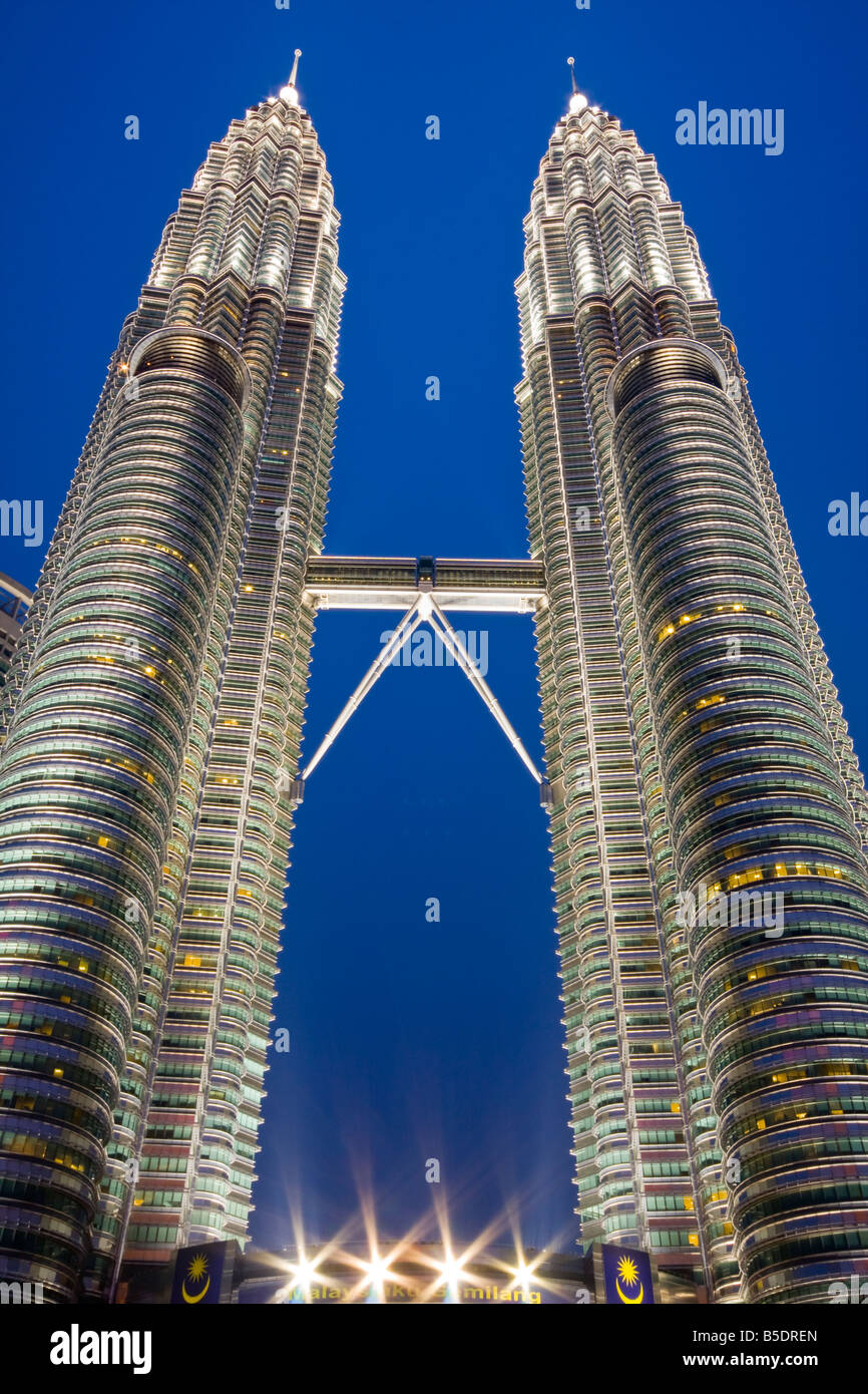 Tours Petronas à Kuala Lumpur en Malaisie dans la nuit Banque D'Images