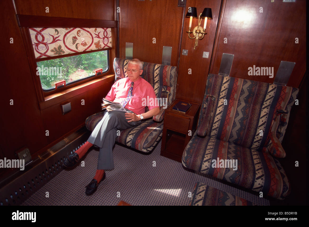 Détente passager dans sa cabine, sur l'American Orient Express, voyageant dans le sud-ouest des États-Unis, ÉTATS UNIS, Amérique du Nord Banque D'Images