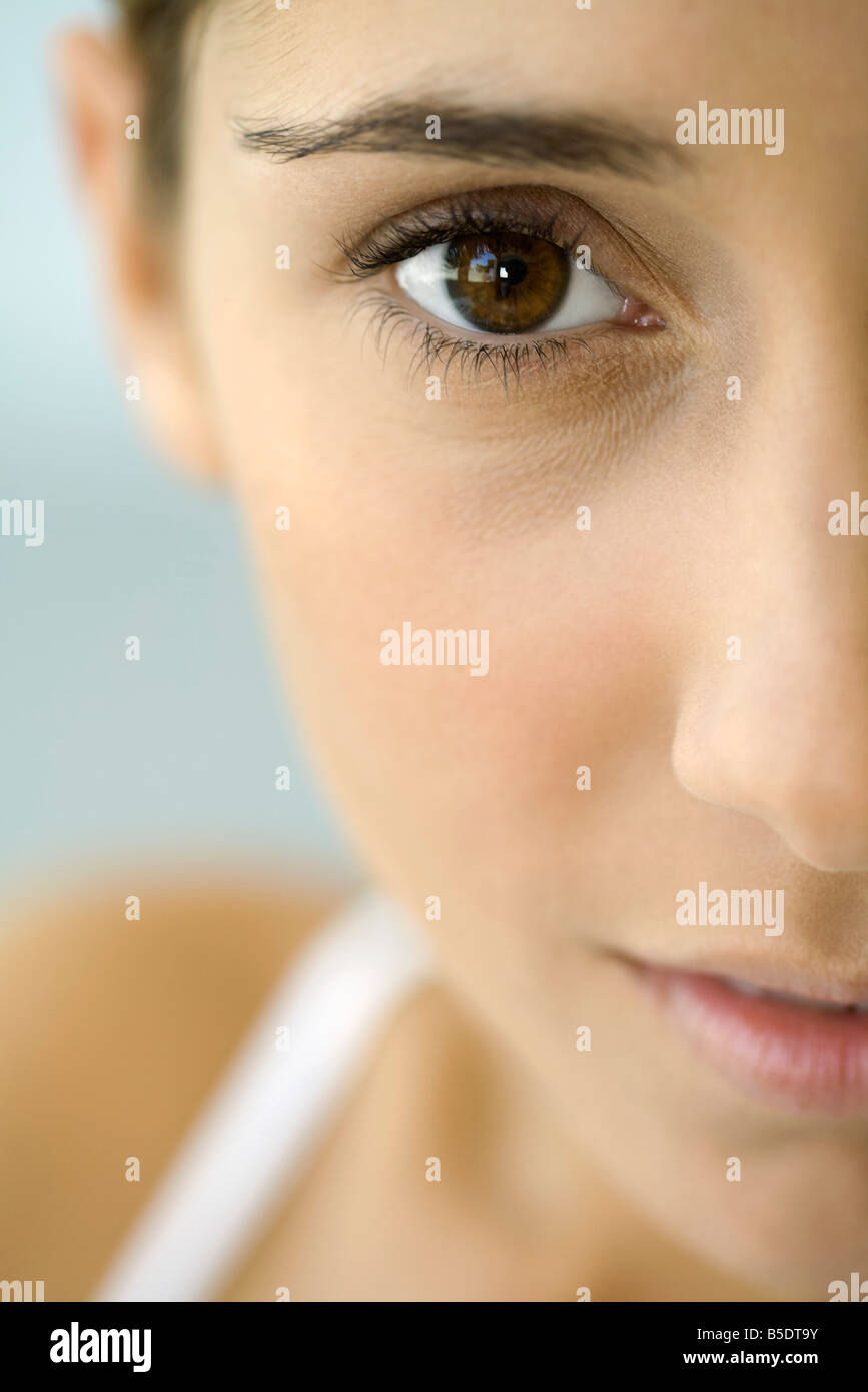 Woman looking at camera, extreme close-up, cropped Banque D'Images