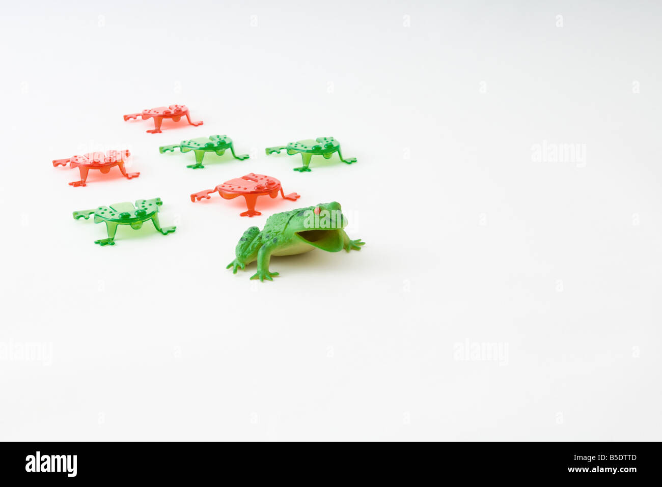 Grenouille jouet groupe de tête des petites grenouilles en plastique Banque D'Images