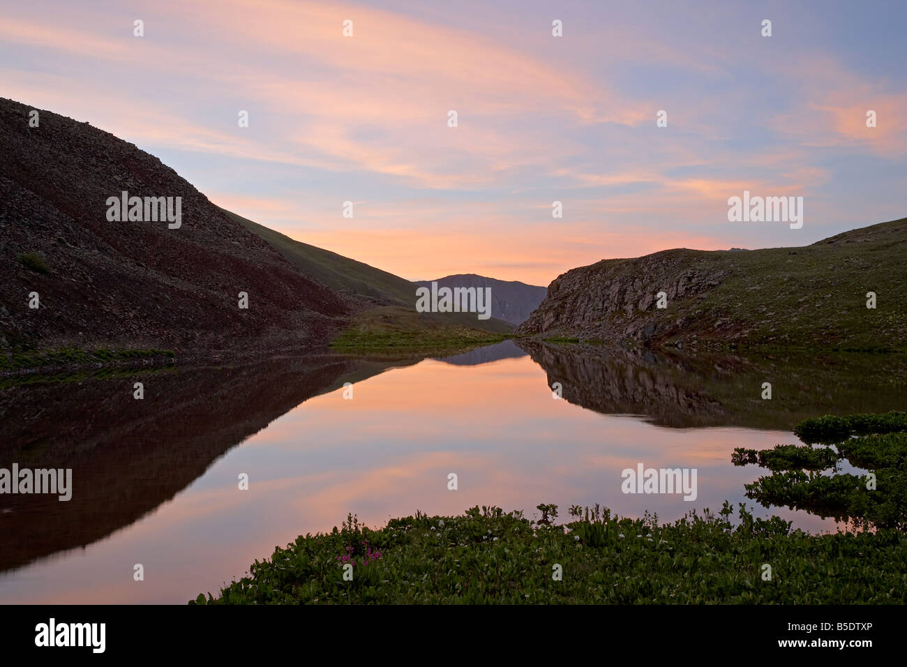 Lever du soleil reflet dans un étang en aval du lac Clair, San Juan National Forest, Colorado, USA, Amérique du Nord Banque D'Images