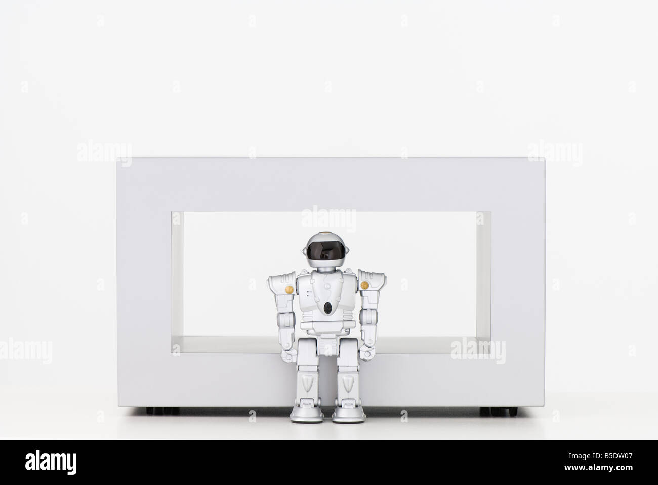 Robot jouet debout devant une table basse Banque D'Images