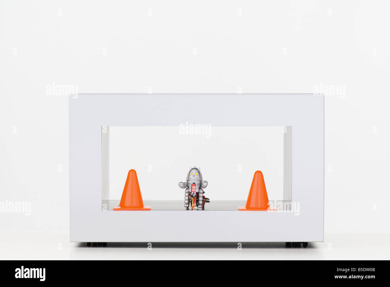 Robot jouet entre deux cônes de circulation Banque D'Images