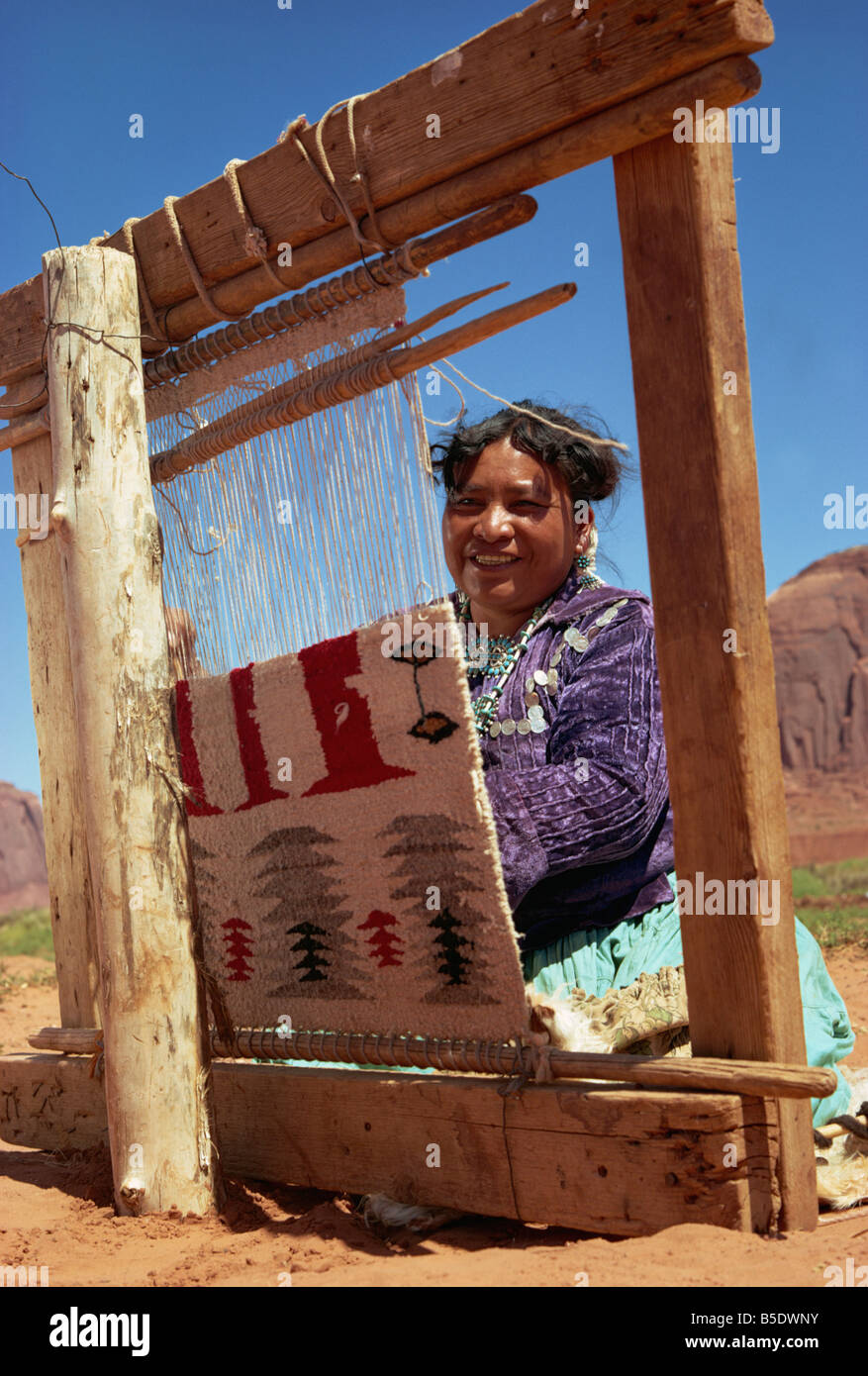 Navajo woman weaving Banque de photographies et d'images à haute résolution  - Alamy