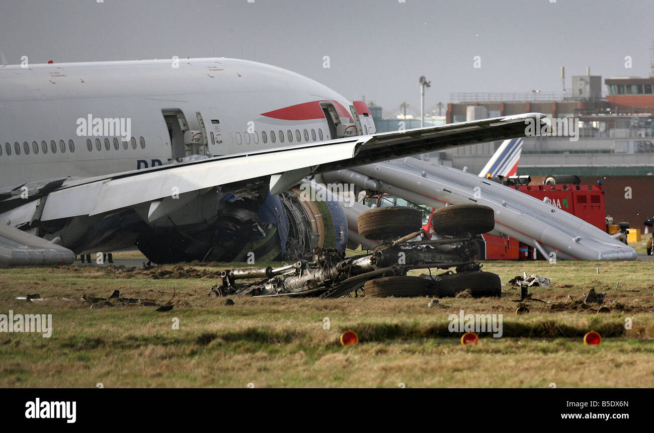 British Airways un avion transportant plus de 150 personnes s'est écrasé à l'aéroport Heathrow de Londres Tous les 136 passagers et 16 membres d'équipage ont survécu après le Boeing 777 est venu à court de la piste sud près d'une rue animée, accidents d'Heathrow British Airways 17 Janvier 2007 Banque D'Images