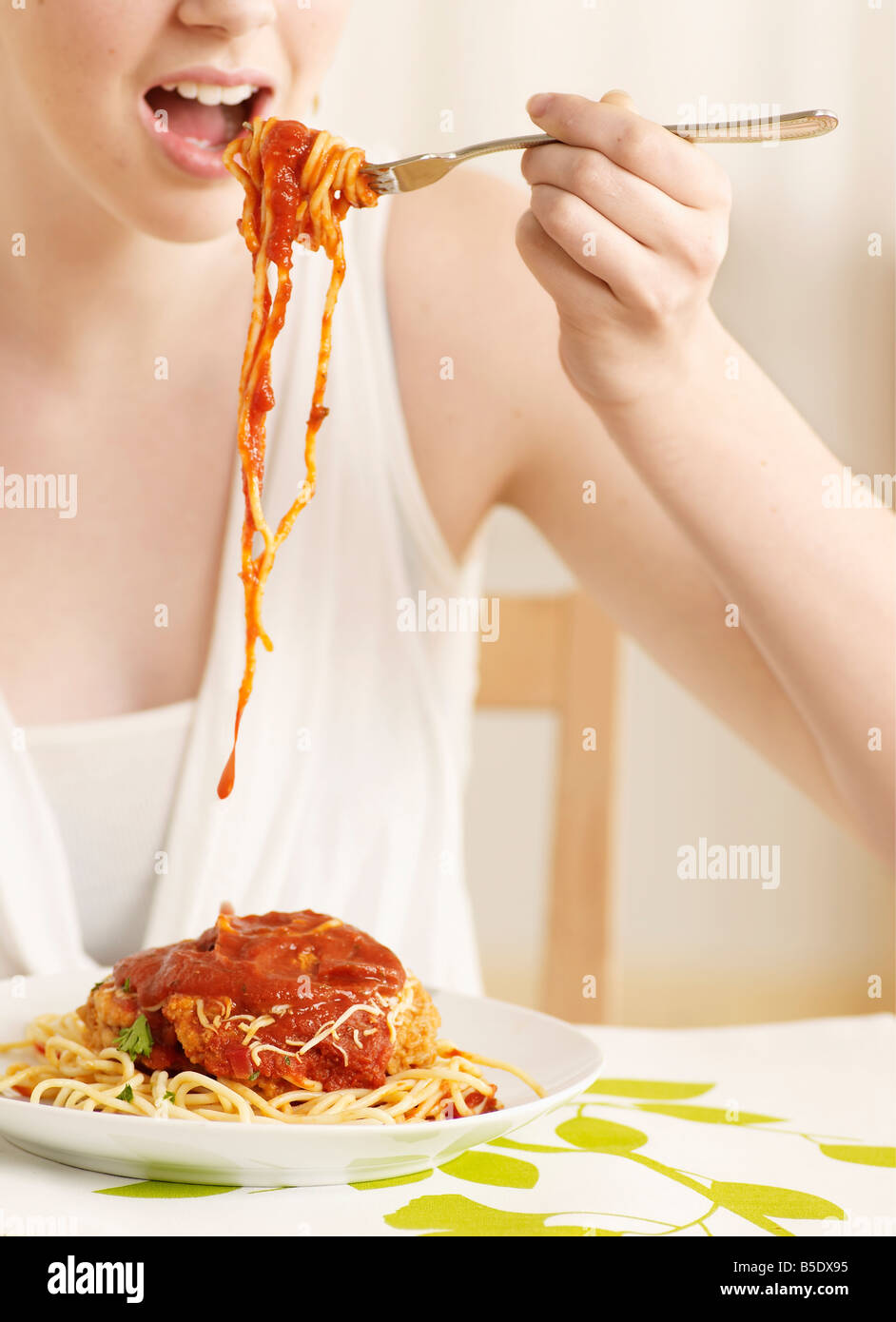 Portrait Woman Eating Spaghetti Banque D'Images