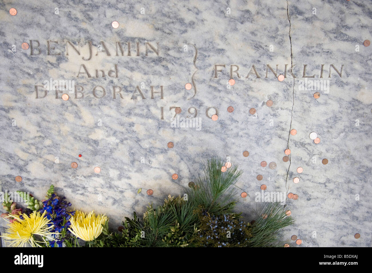 Visiteurs jeter un penny sur la tombe de Benjamin Franklin à Christ Church burial ground, Philadelphia, Pennsylvania, USA Banque D'Images