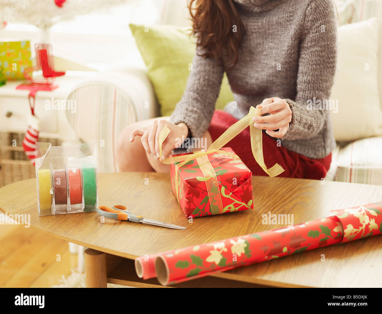 Woman Wrapping Christmas Presents Banque D'Images