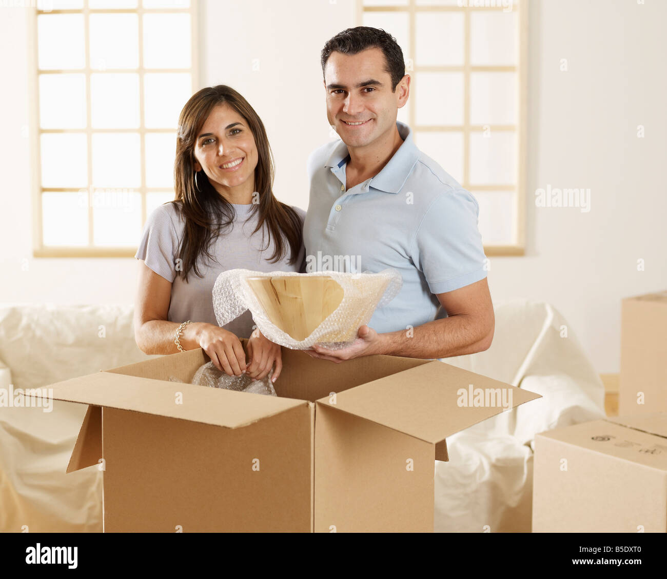 Couple Unpacking Cardboard Boxes Banque D'Images