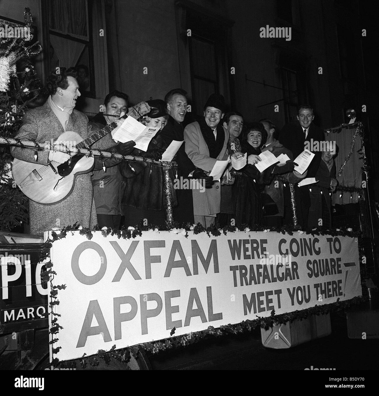 Stars célèbres ont fait une tournée de l'Ouest sur un flotteur et terminé en chantant des chants de Noël sous l'arbre de Noël à Trafalgar Square tous de l'aide de la collecte de fonds pour l'appel d'Oxfam L À R Bert Weedon Dickie valentine Penny Forsythe Forsythe Bruce Craig Douglas Alan Freeman Pearl Carr Teddy Johnson Dennis King caché du Roi Bros Banque D'Images