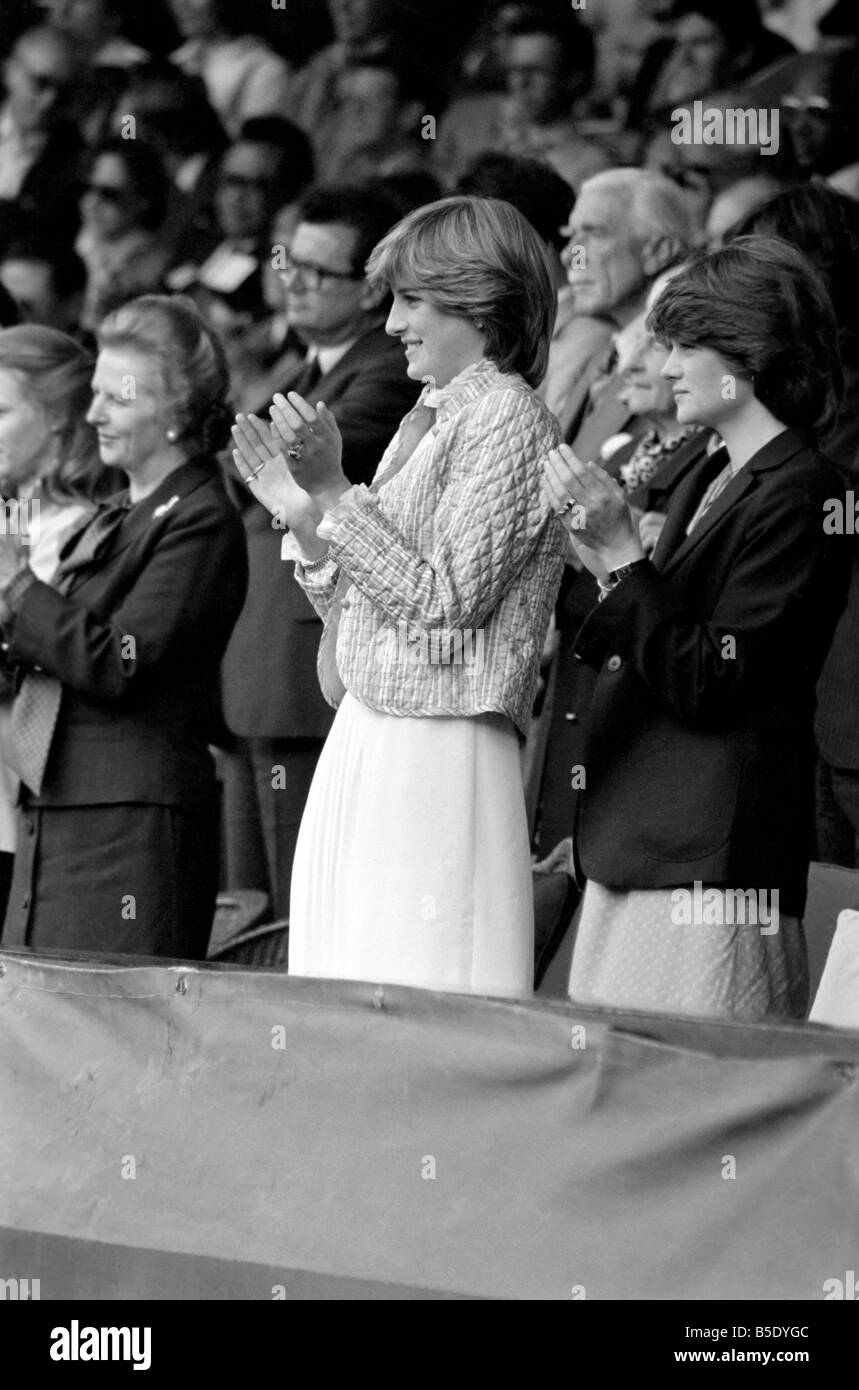 Tournoi de tennis de Wimbledon. 1981 Womens finales. Chris Evert Lloyd c. Hana Mandlikova. L'observation de la princesse Diana. Juillet 1981 81-3782-054 Banque D'Images