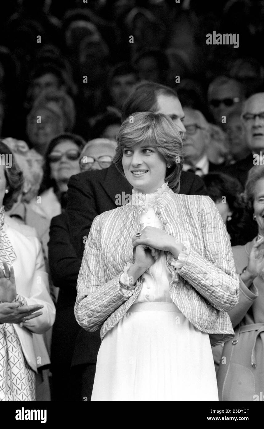 Tournoi de tennis de Wimbledon. 1981 Womens finales. Chris Evert Lloyd c. Hana Mandlikova. L'observation de la princesse Diana. Juillet 1981 81-3782-061 Banque D'Images