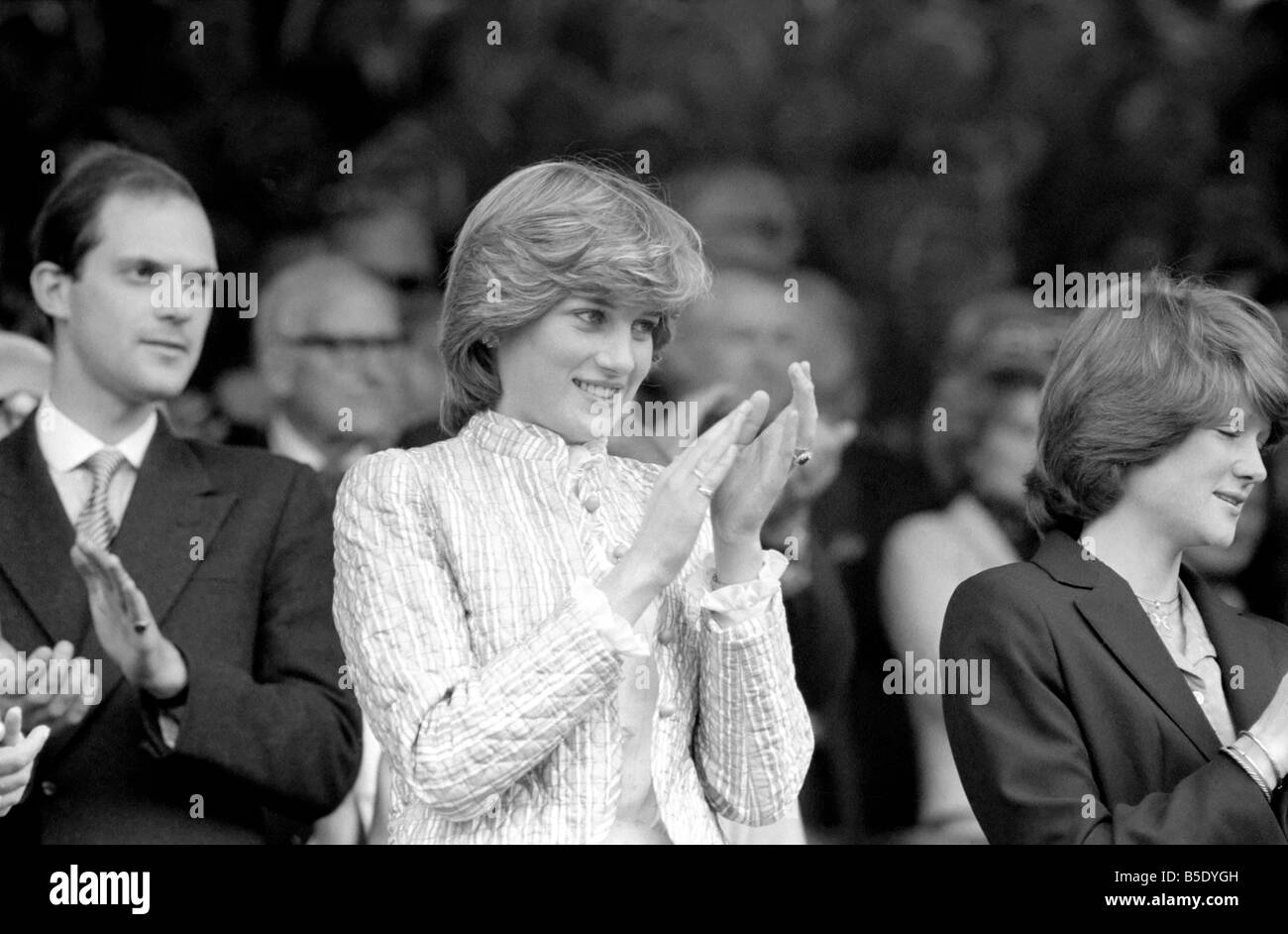 Tournoi de tennis de Wimbledon. 1981 Womens finales. Chris Evert Lloyd c. Hana Mandlikova. L'observation de la princesse Diana. Juillet 1981 81-3782-063 Banque D'Images