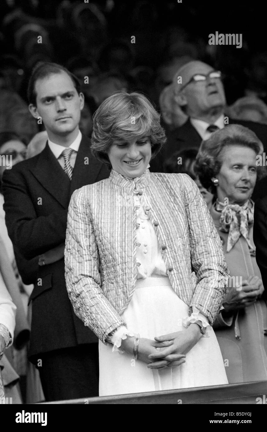 Tournoi de tennis de Wimbledon. 1981 Womens finales. Chris Evert Lloyd c. Hana Mandlikova. L'observation de la princesse Diana. Juillet 1981 81-3782-080 Banque D'Images