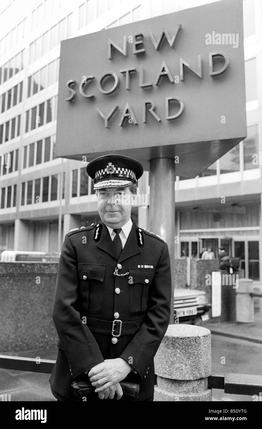 M. Peter Imbert Commissaire de la Police métropolitaine, vu ici à l'extérieur de New Scotland Yard. Février 1987 Banque D'Images