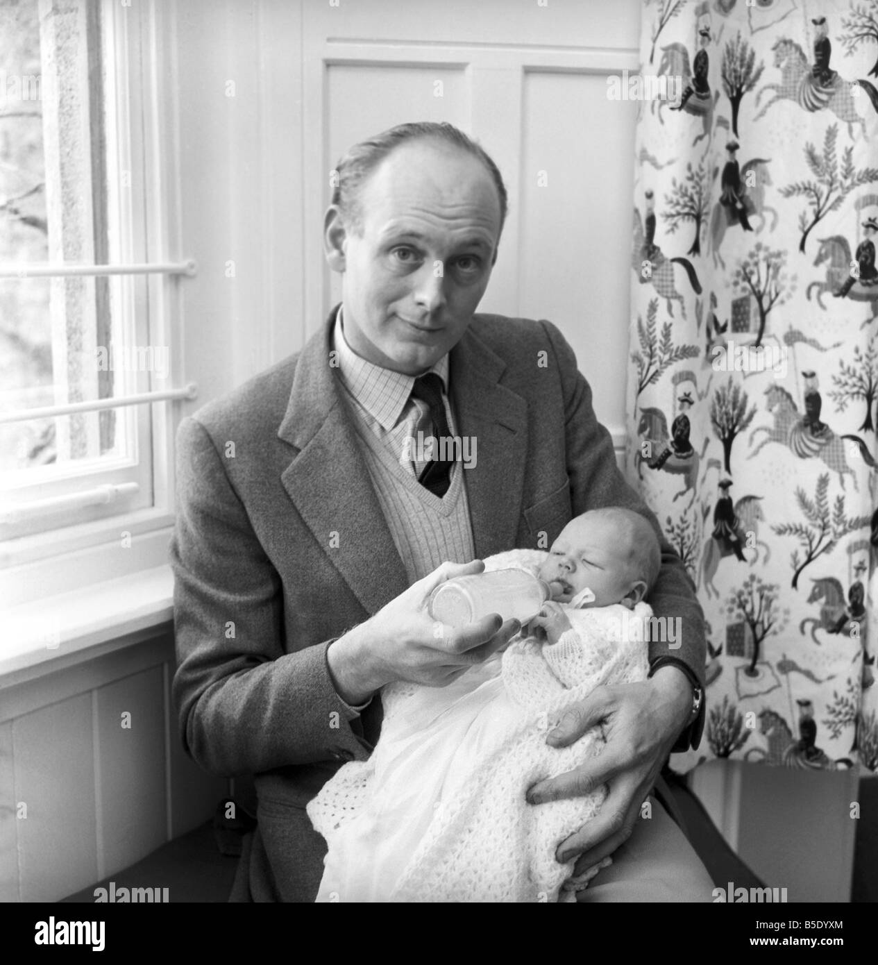 Lord Montagu , sur la photo à l'arrivée à la Beaulieu, avec le bébé Ralph. Mars 1961 Banque D'Images