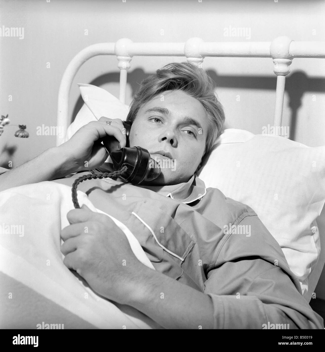 Singer Billy Fury dans lit à une maison de soins infirmiers, de Cambridge après son effondrement dans un taxi en centre-ville de Cambridge. La fureur était diagnostiqué avec souffrant de calculs rénaux. Octobre 1961 Banque D'Images