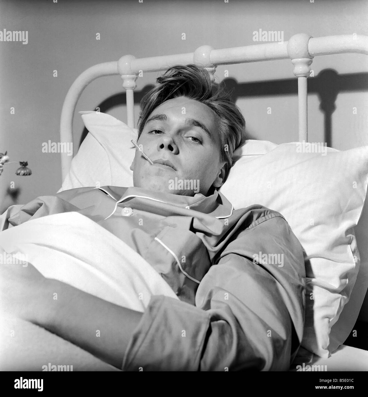 Singer Billy Fury dans lit à une maison de soins infirmiers, de Cambridge après son effondrement dans un taxi en centre-ville de Cambridge. La fureur était diagnostiqué avec souffrant de calculs rénaux. Octobre 1961 Banque D'Images