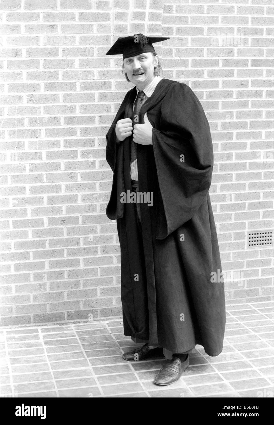 Stephen Lewis vu ici en costume de maître. Juillet 1975 Banque D'Images