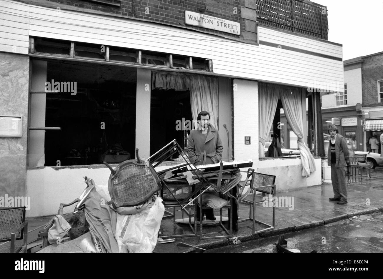 La campagne de bombardement de l'IRA : Deux mourir Audrey Edgson et Theodore Williams, chef d'un bijoutier Hatton Garden et 17 sont blessés lors d'un attentat à WaltonÕs Restaurant à Chelsea . Novembre 1975 S75-6164 Banque D'Images