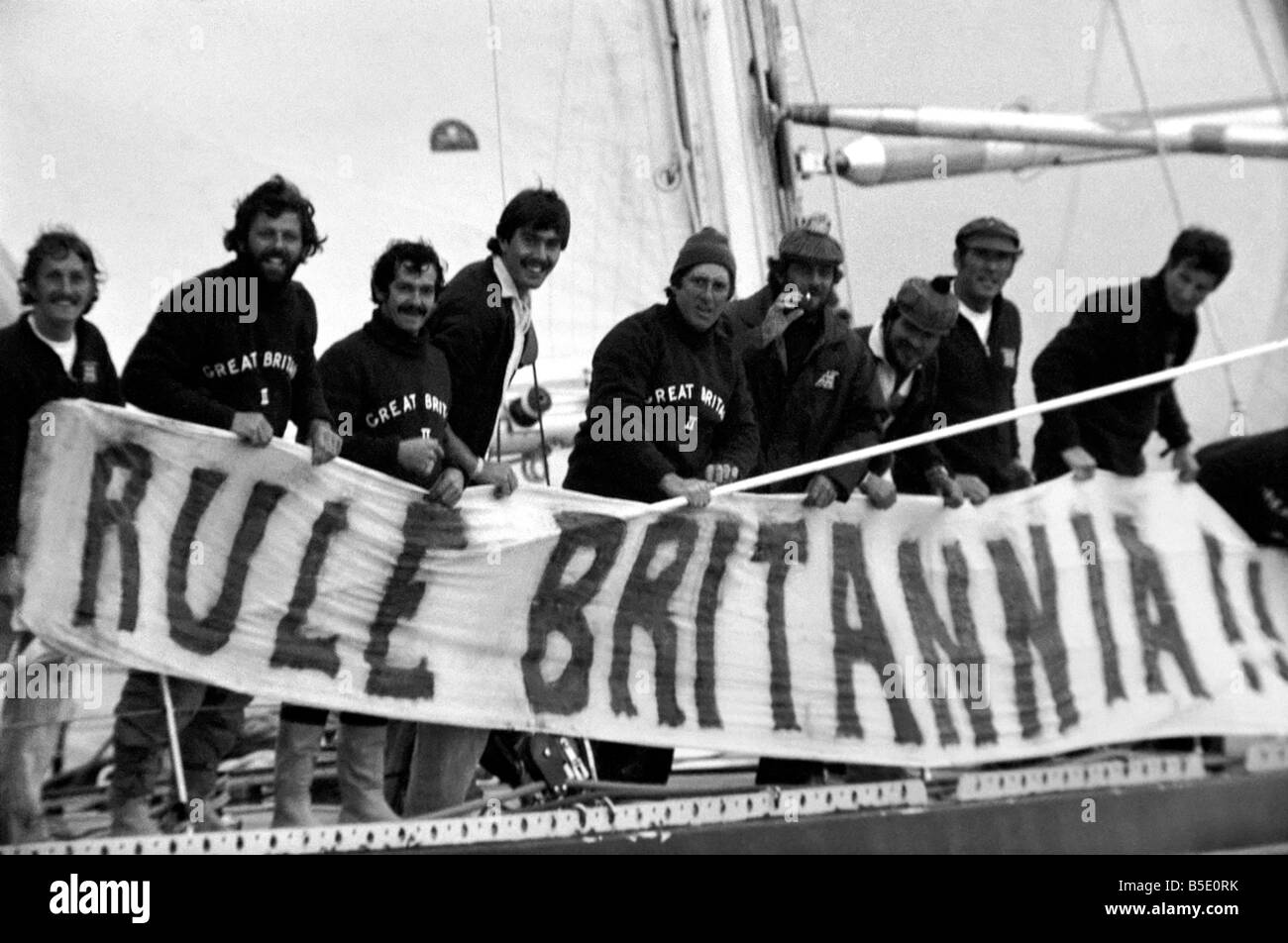 Course autour du monde à la voile : Grande-Bretagne II vu ici sur la dernière étape dans la Manche. L'équipage déploient un Rule Britannia banner Février 1976 S76-1104 Banque D'Images