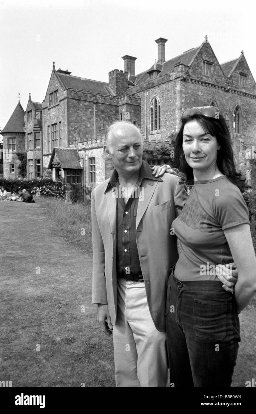 Lord et Lady Montagu devant leur maison Palace Chambre Beaulieu Hants. Juin 1976 Banque D'Images
