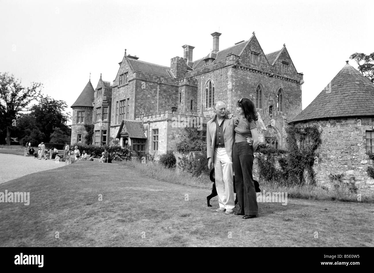 Lord et Lady Montagu devant leur maison Palace Chambre Beaulieu Hants. Juin 1976 Banque D'Images