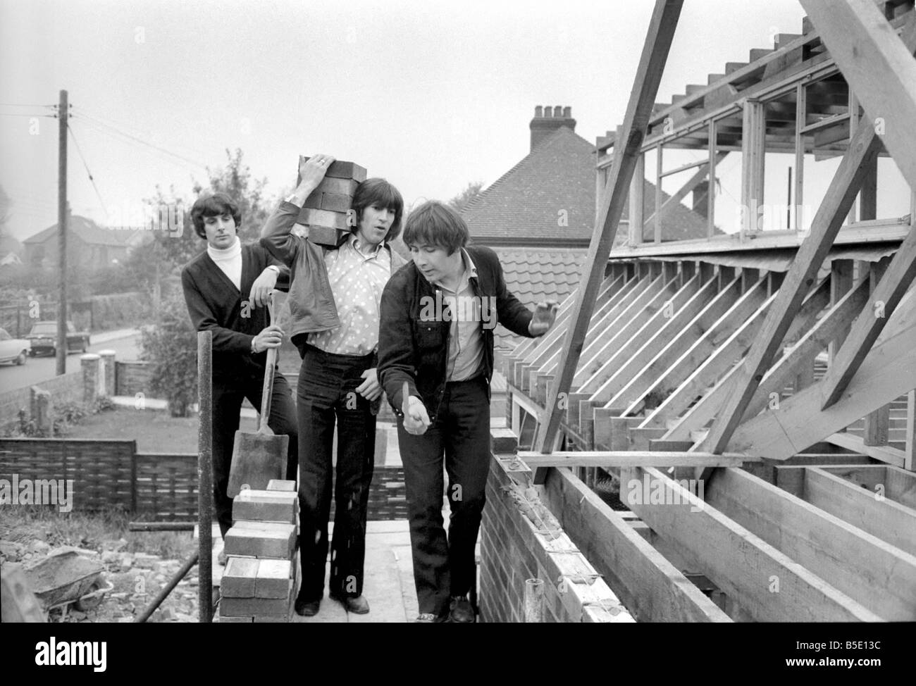 The Troggs, groupe pop de l'aide à construire une maison pour l'un de leurs membres, la chanteuse Reg Presley à Andover, Hants. Octobre 1968 Banque D'Images