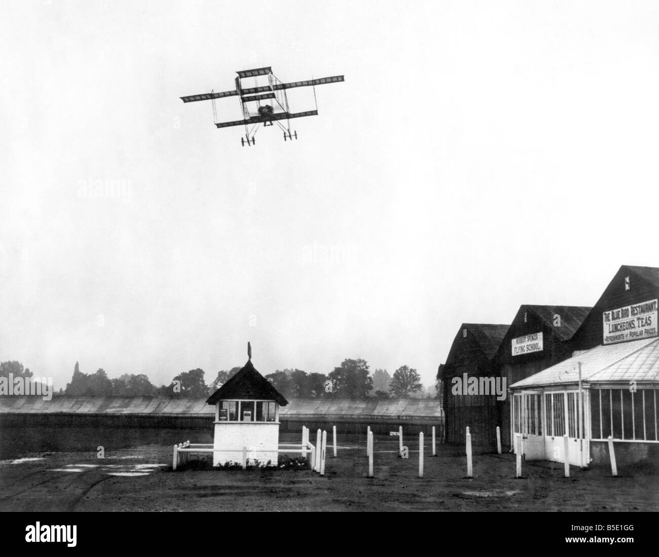 Noel Pemberton Billing survolant les hangars à Brooklands. Septembre 1913 P001117 Banque D'Images